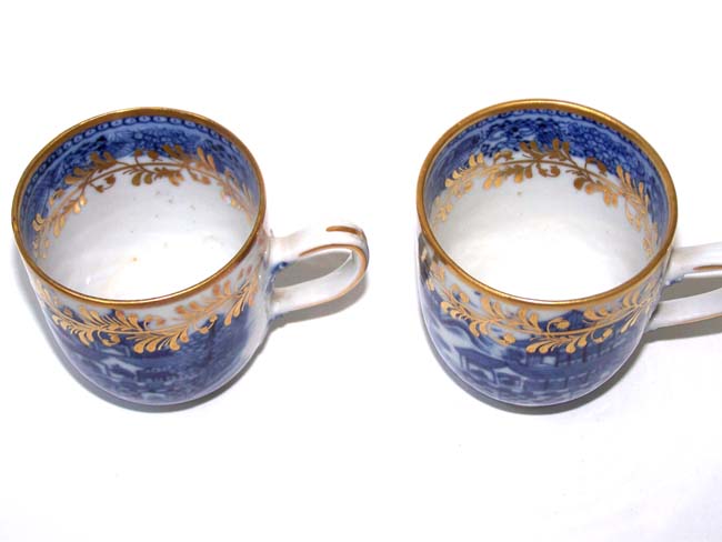 A beautiful pair of 18th century 'Nanking' Demitasse Cups with Gilt Decoration circa 1760-1780 — image 2